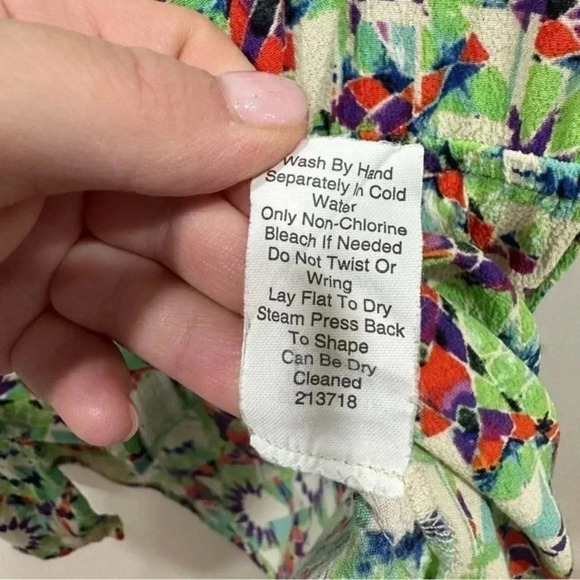 🍁 CAbi #316 Kaleidoscope sleeveless multi color print tie neck blouse Small - Picture 11 of 11